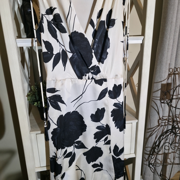 Black and White Floral Dress - Picture 7 of 9